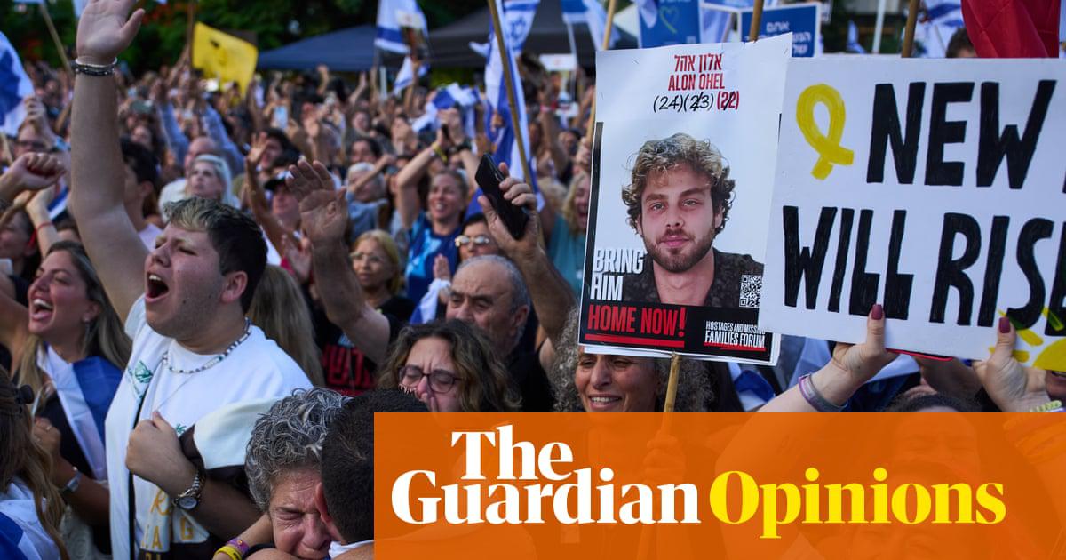 People in Hostages Square, Tel Aviv, watching a live broadcast of Israeli hostages being released from Hamas captivity in the Gaza Strip, 13 October 2025.