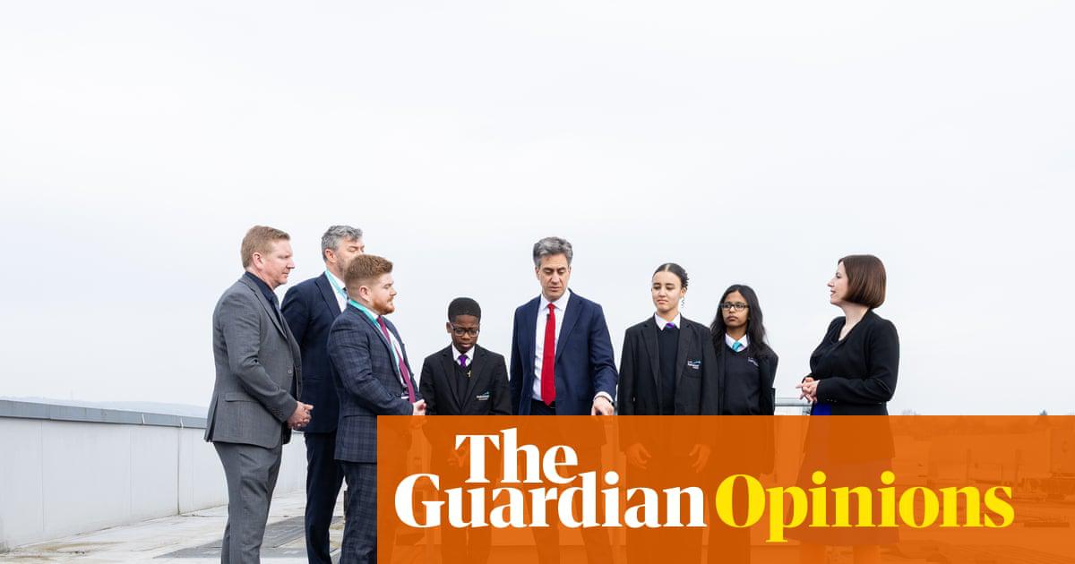 Ed Miliband and Bridget Phillipson at a school in Sheffield to view its solar panels, 21 March 2025.