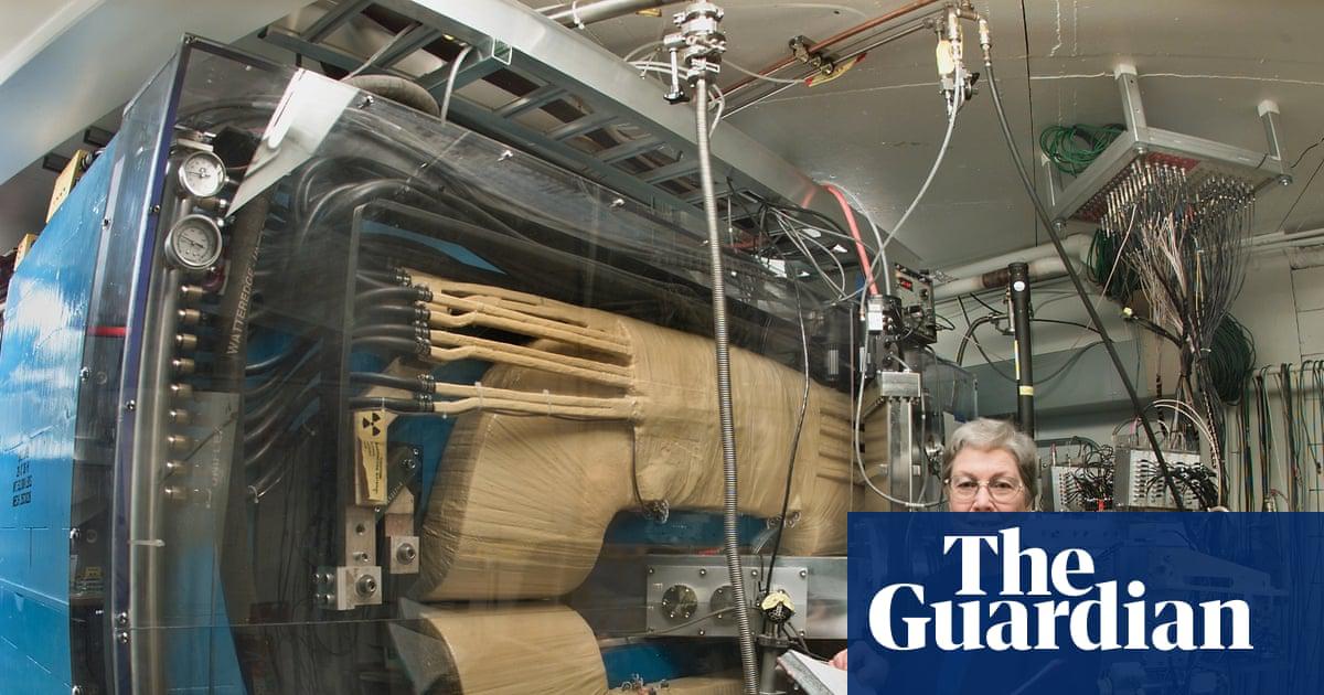 Darleane Hoffman in 2010, in front of Berkeley’s gas-filled separator.