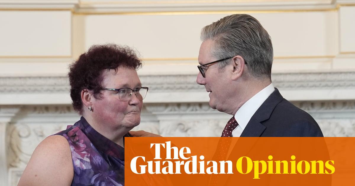 Keir Starmer with the child protection campaigner Claire Throssell, 21 October 2025.