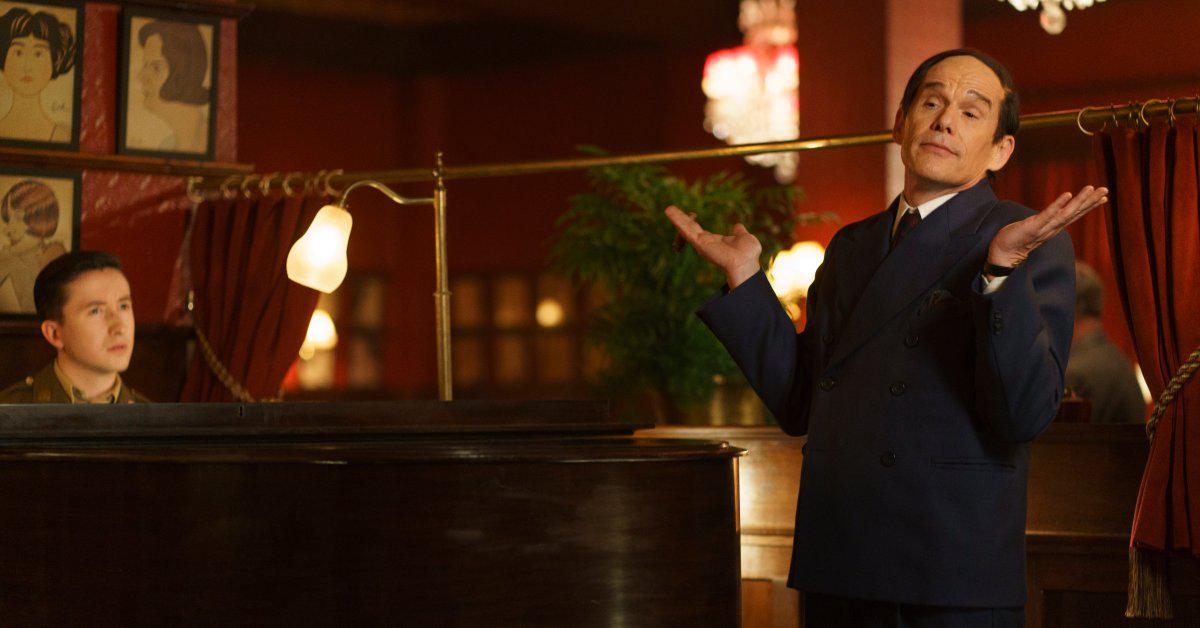 Ethan Hawke captures the spirit of broadway lyricist Lorenz Hart in 'Blue Moon'