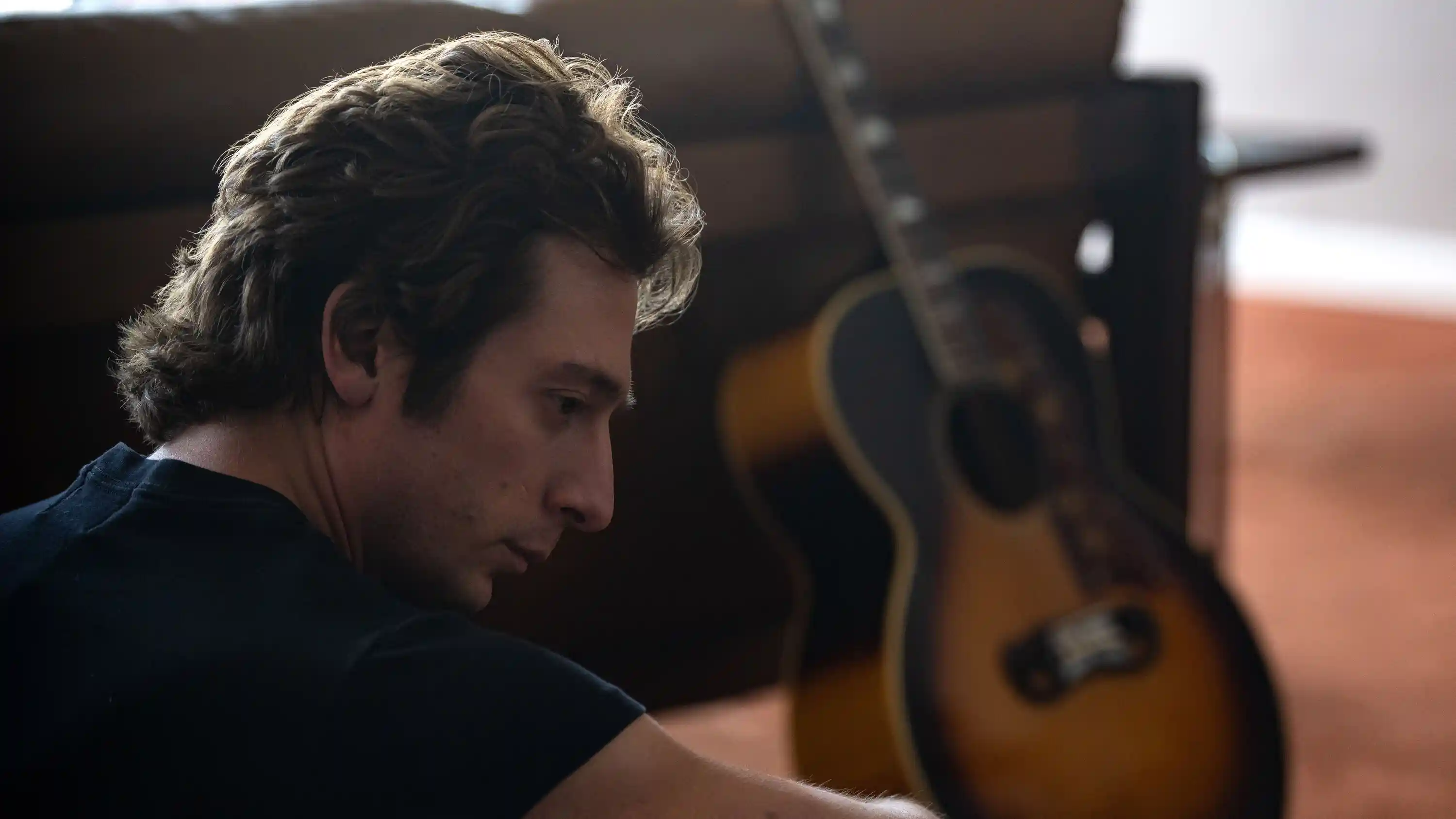 Scott Cooper narrates a sequence from his film, featuring Jeremy Allen White playing Bruce Springsteen.