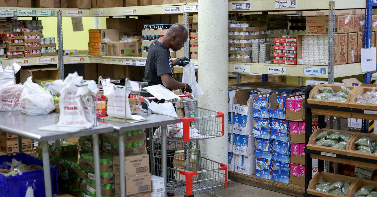 Food banks are unlikely to be able to meet the demand amid the government shutdown, experts tell TIME.