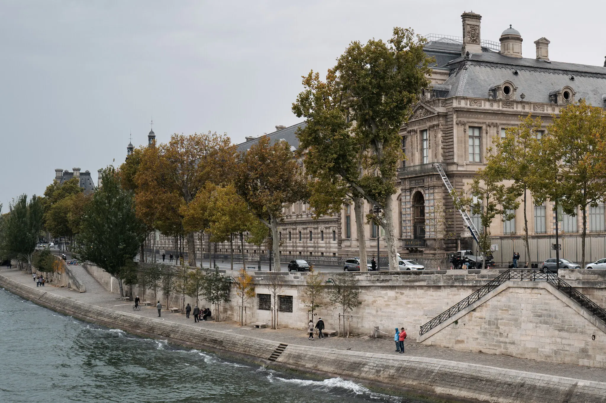 Investigators near the truck-mounted ladder thieves used to break into the Louvre, on Sunday.