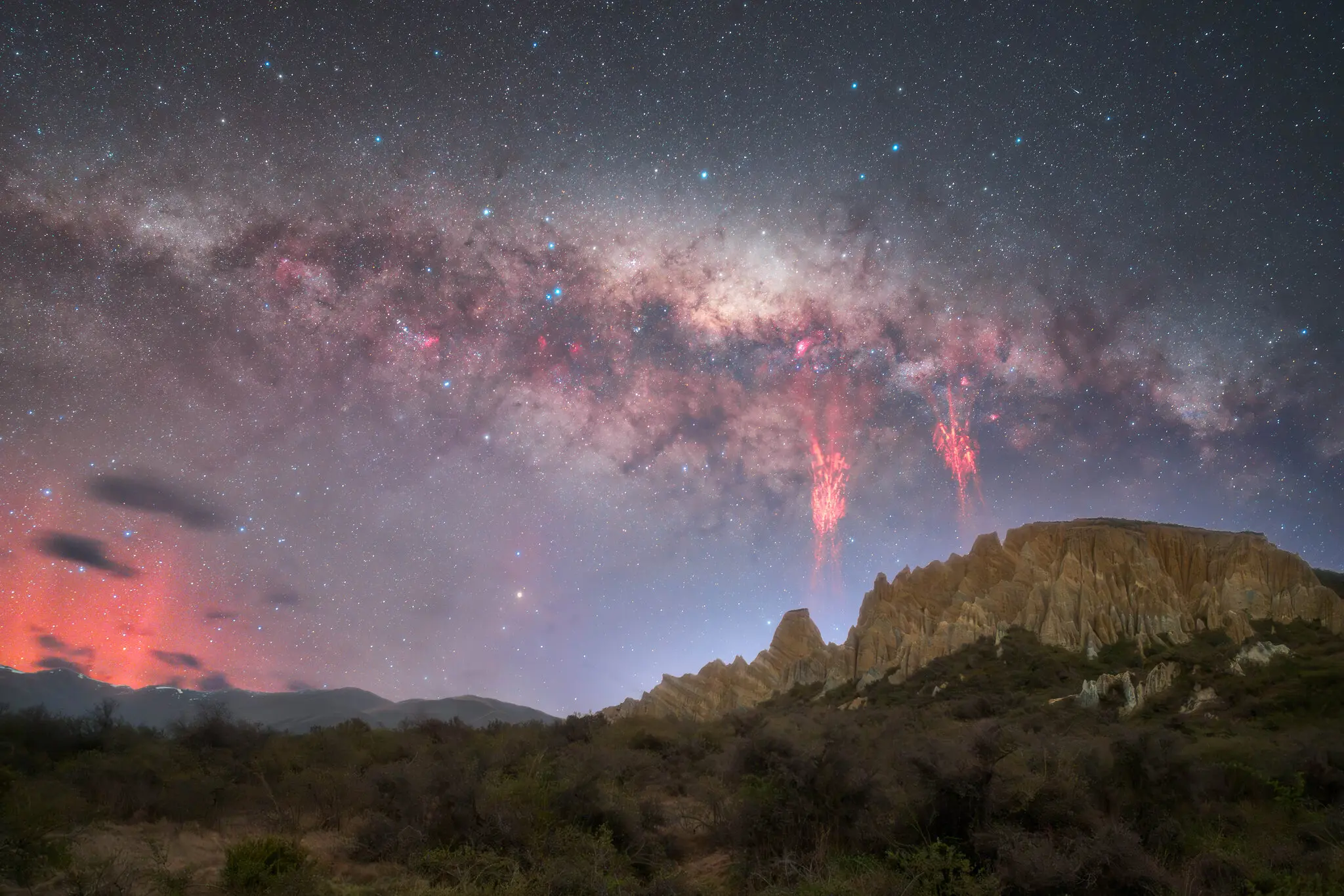 Red sprites above the Milky Way, captured from the Clay Cliffs in Ōmārama, New Zealand, in October.
