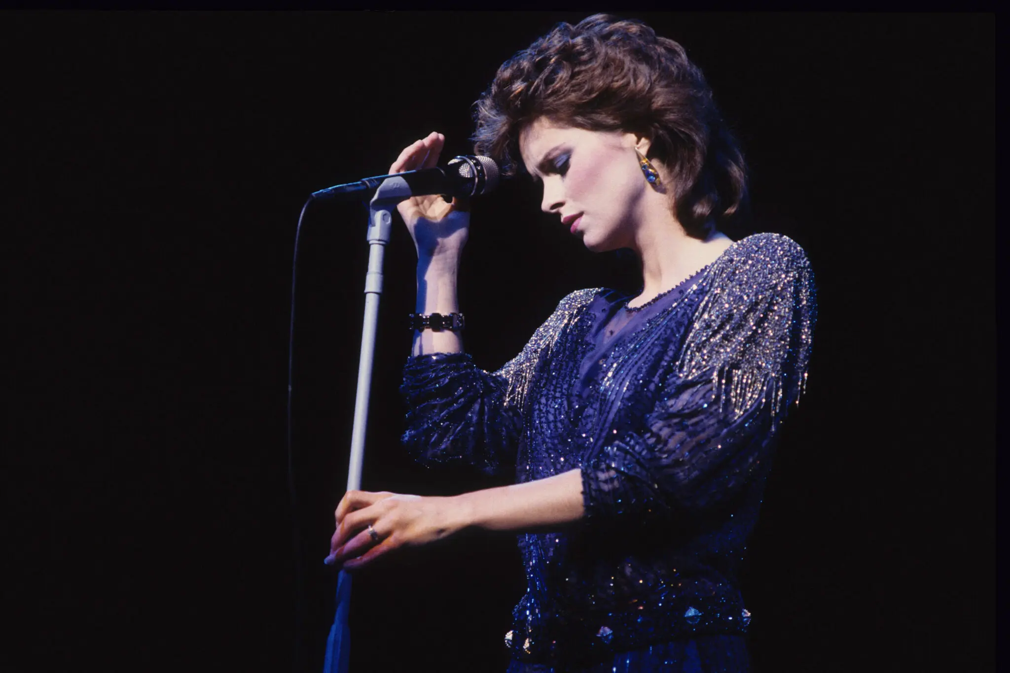 Sheena Easton onstage in 1984. She became the first artist to notch Top 5 records across five major Billboard charts.