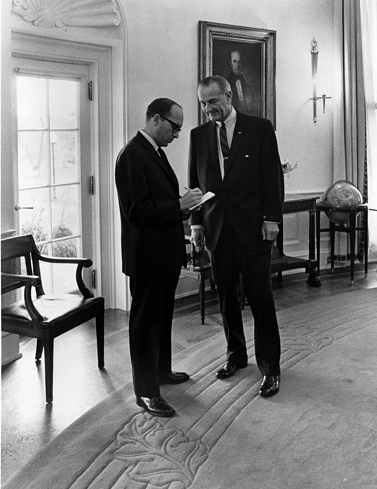Sid Davis interviewing President Lyndon B. Johnson in the White House in 1965. He was one of three reporters who witnessed Johnson’s swearing-in after the assassination of President John F. Kennedy.