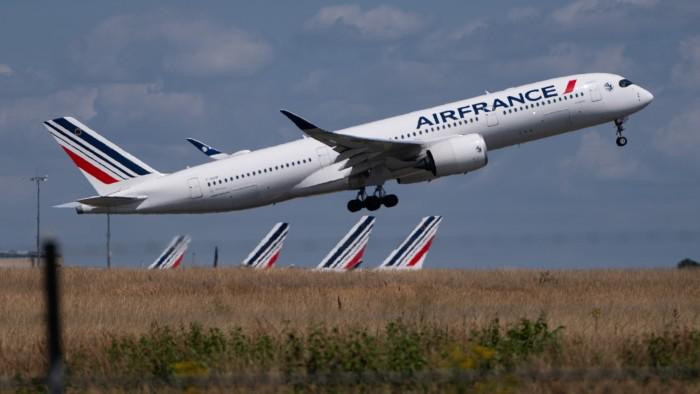Air France-KLM profits fall despite Canadian booking boost