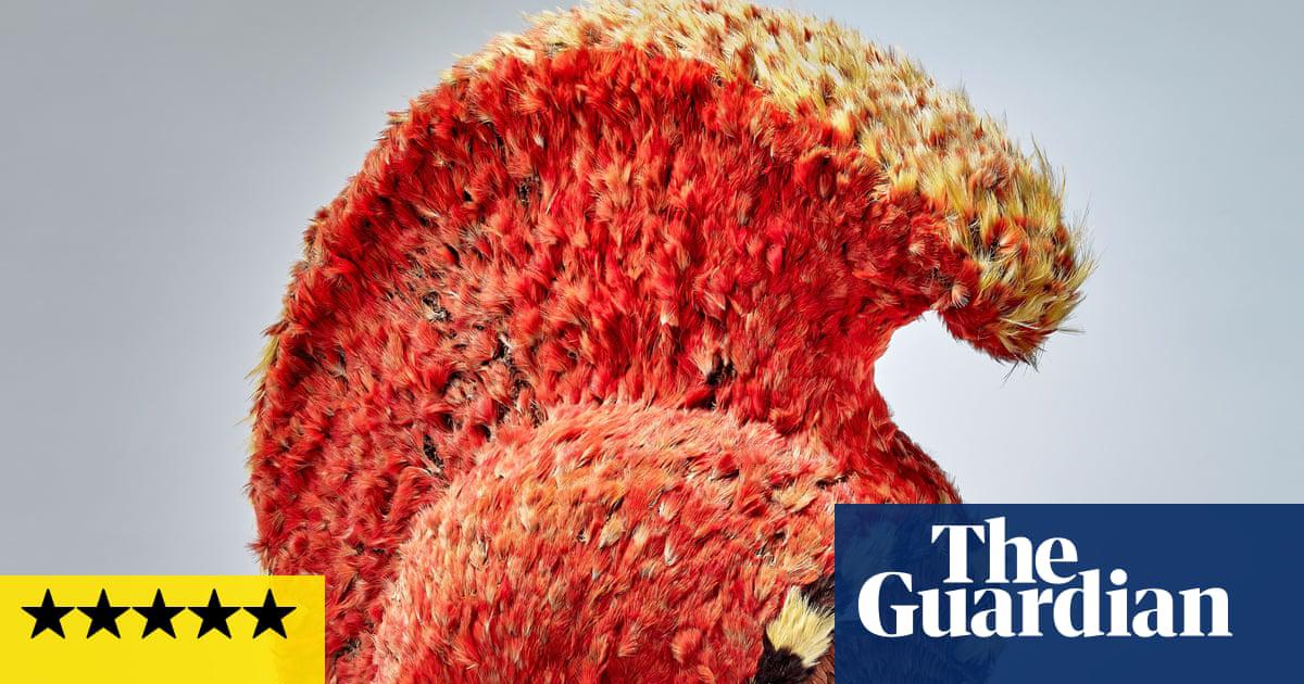 A Mahiole hulu manu (feathered helmet), worn in battle and in ceremonial contexts.