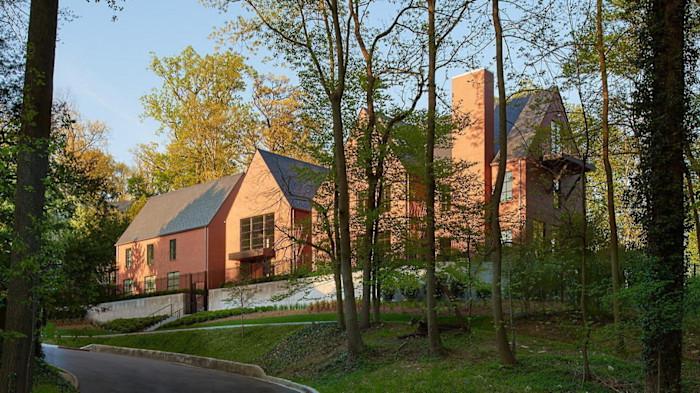 The mega-rich are flocking to Washington DC