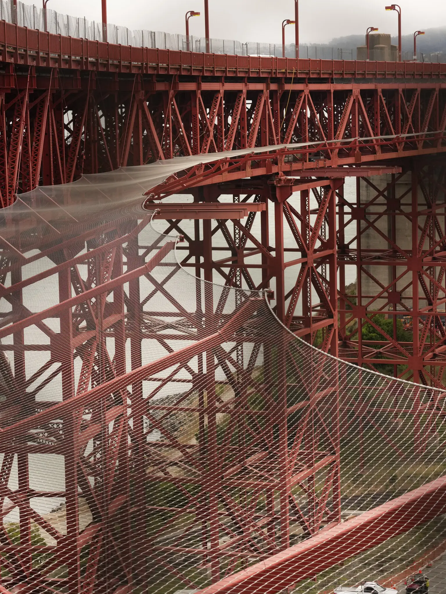 A system of stainless steel cables was installed on both sides of the bridge.