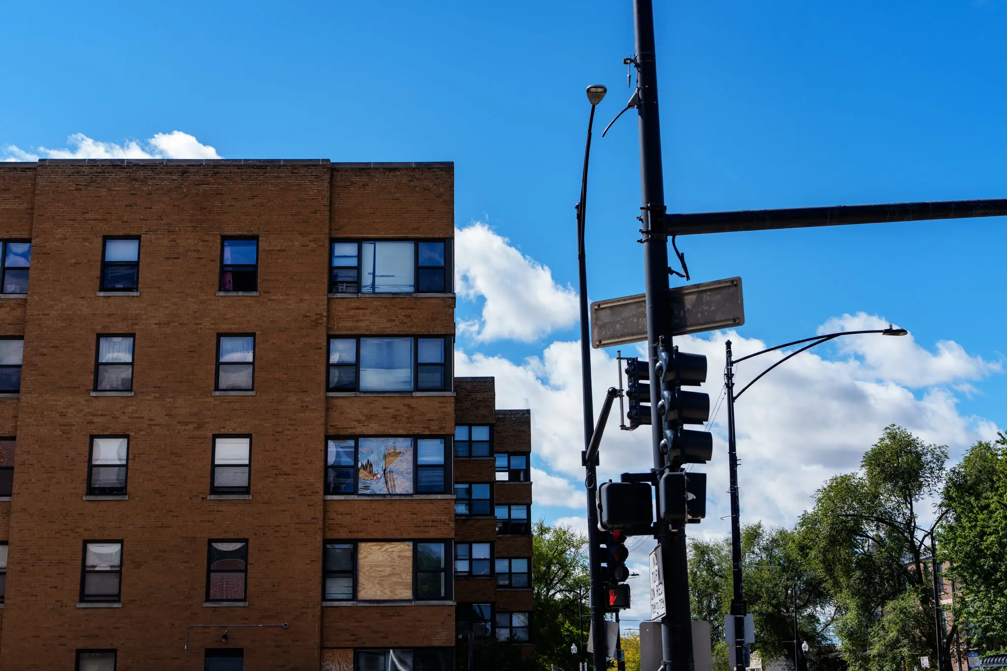 An apartment building in Chicago’s South Shore neighborhood where federal agents staged a raid last fall.