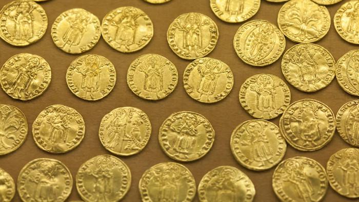 The disappointing randomness of currency hegemony