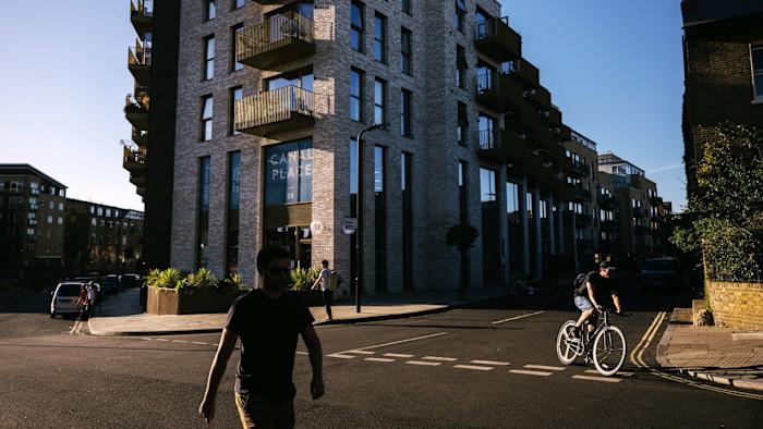 UK flat prices fall after sharp drop in London