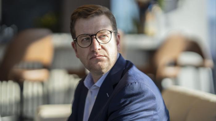 Top Kirkland & Ellis debt lawyer defects to Simpson Thacher